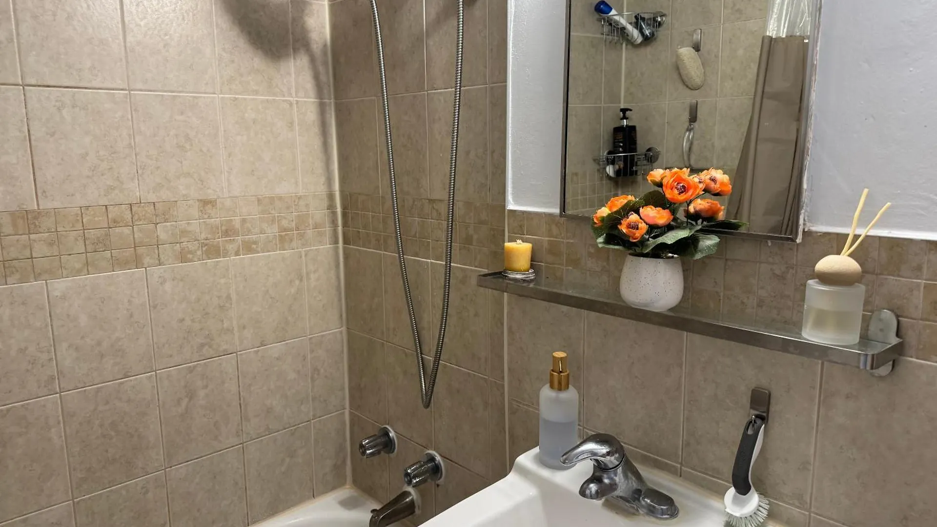 Private Cozy Room In Downtown Toronto, Steps To Subway & Cn Tower 多伦多