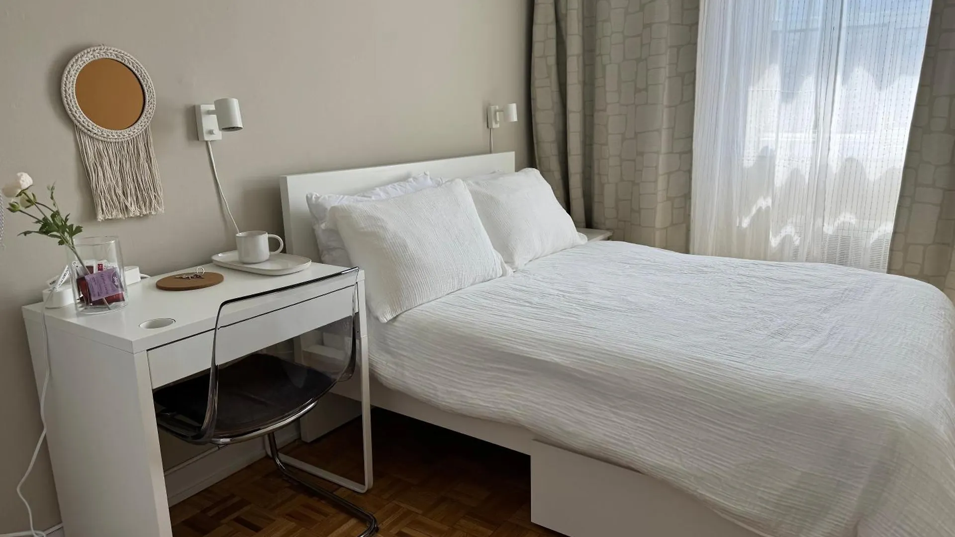 Private Cozy Room In Downtown Toronto, Steps To Subway & Cn Tower